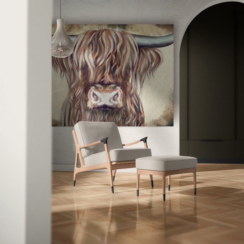 Het dieren schilderij met daarop een Schotse hooglander hangt hier tegen een witte muur. Het materiaal waarvan deze muurdecoratie gemaakt is, is dibond schilderij