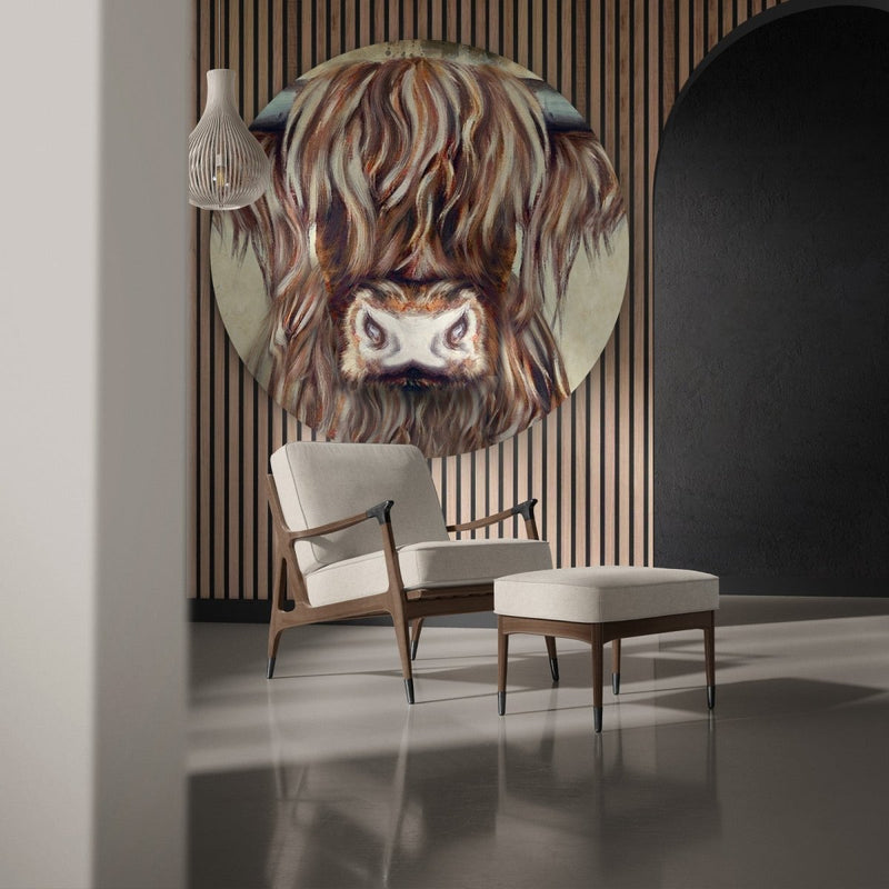 Ook in een moderne inrichting staat deze wandcirkel schotse hooglander erg mooi. Hier zie je de wanddecoratie boven een stoel hangen.