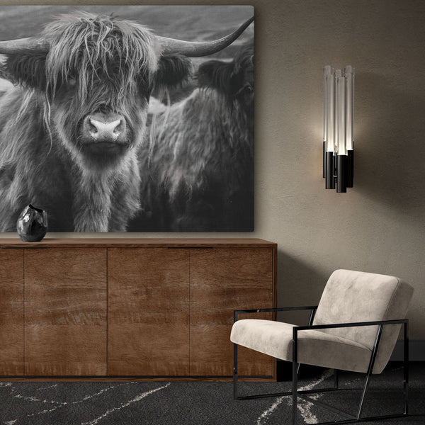 Hier hangt het canvas schilderij zwart wit boven een dressoir in groot formaat