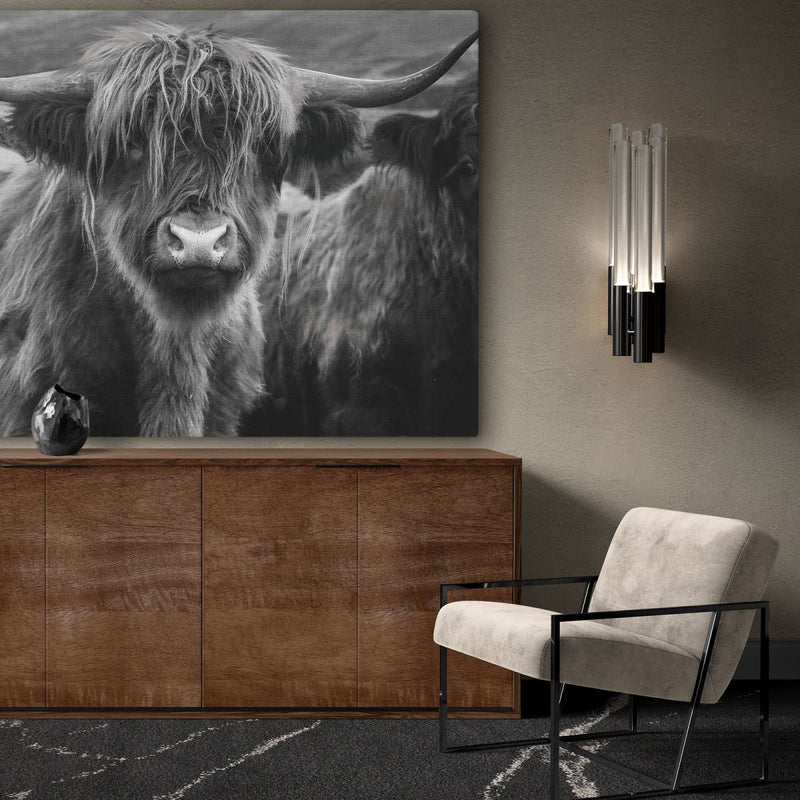 Hier hangt het canvas schilderij zwart wit boven een dressoir in groot formaat