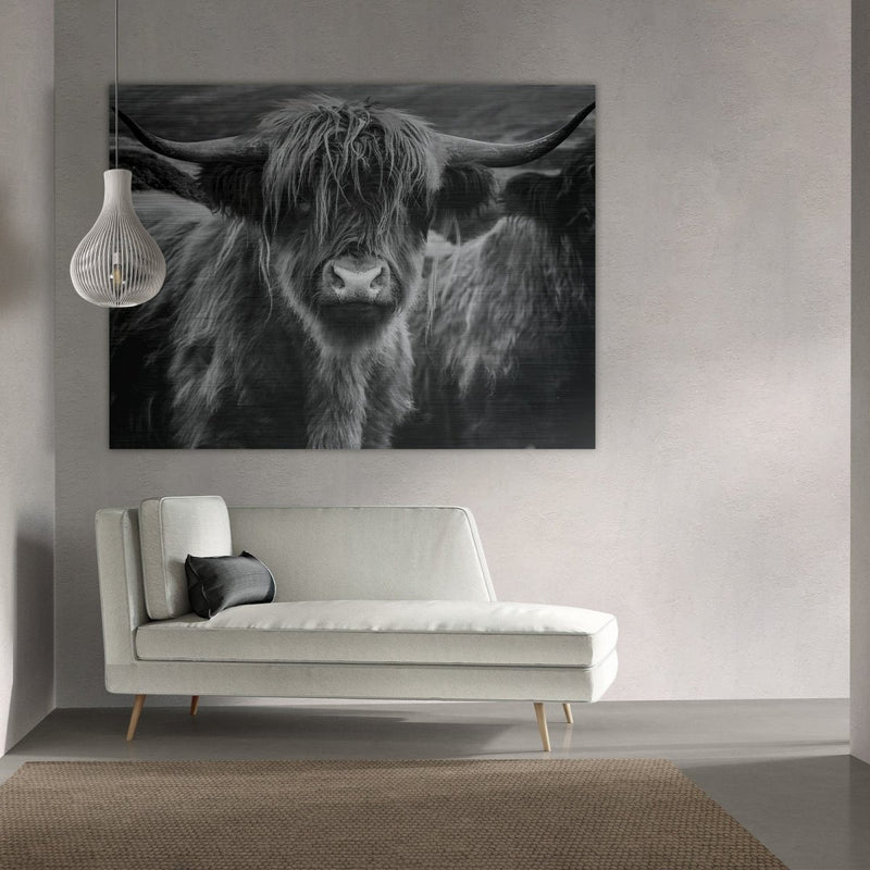 metalen schilderij van geborsteld aluminium in zwart wit tegen een witte wand