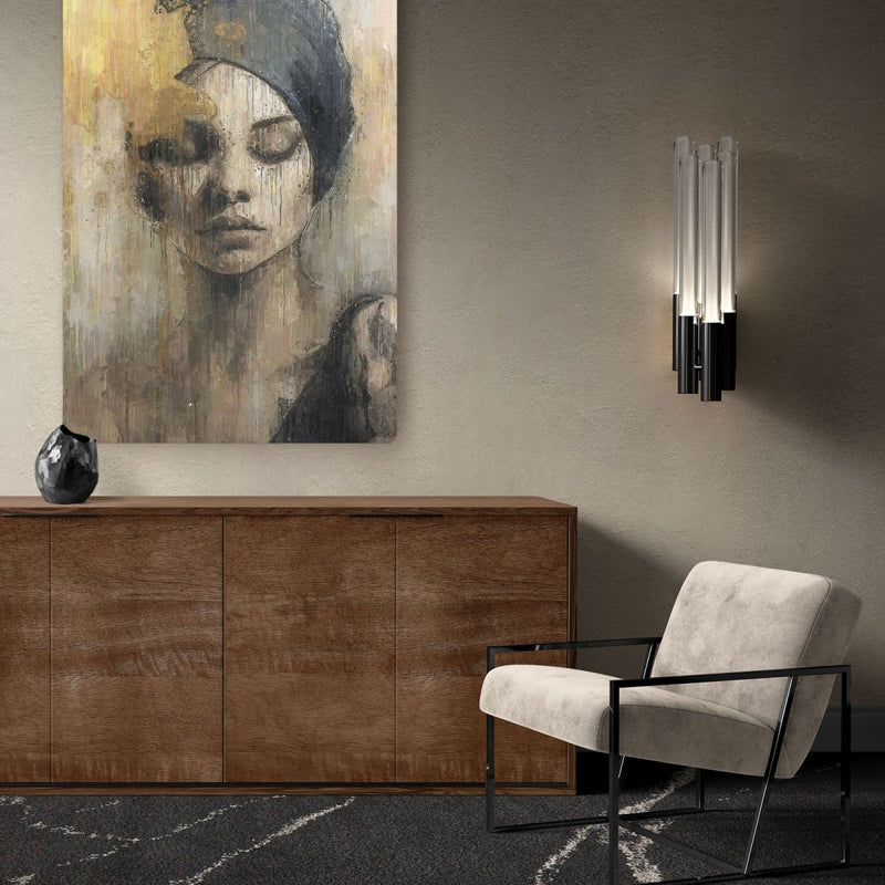 Hier hangt Sour Times op canvas boven een dressoir in een chique woonkamer. Het canvas schilderij is een exceptionele toevoeging voor iedere woonkamer.  