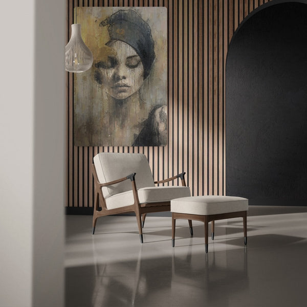 Sour Times op canvas in een modern interieur. Sour Times beeldt een portret van een mooie vrouw in de kleuren zwart, beige en goud. Het werk symboliseert innerlijke kracht uit zware tijden. 
