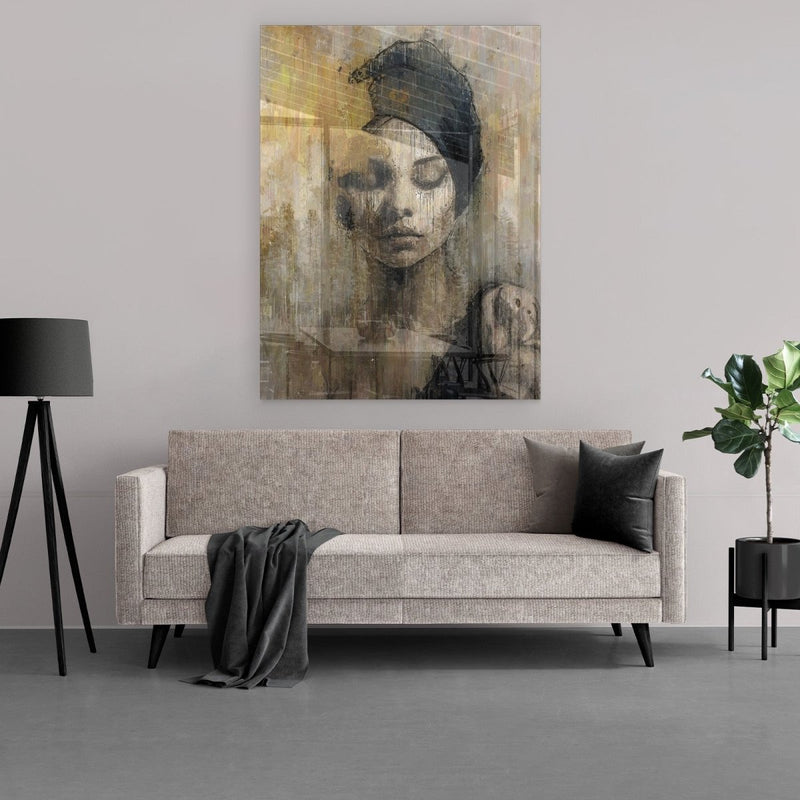 Bekijk hier het plexiglas schilderij van een vrouw. Het portret toont een goud zwart model wat verzonken is in diepgang. 