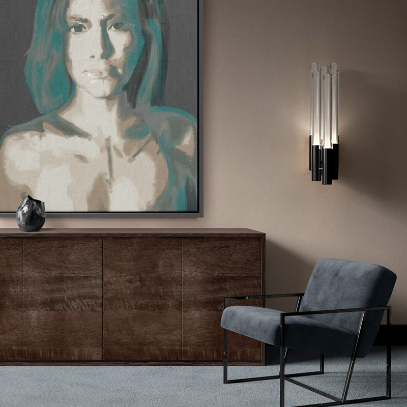 Op deze afbeelding zie je het canvas schilderij met groen in een chique interieur boven een dressoir hangen, het canvas is hier ingelijst