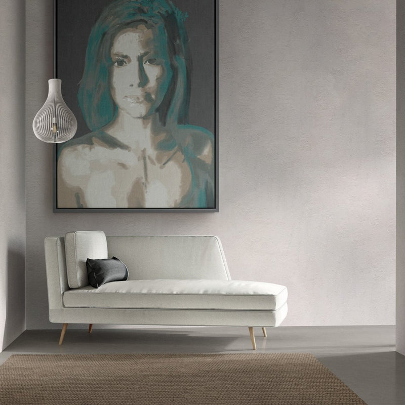 Canvas met lijst boven een bank in een modern interieur, daar hoort ook moderne kunst zoals deze bij, een vrouwen schilderij met lijst. 