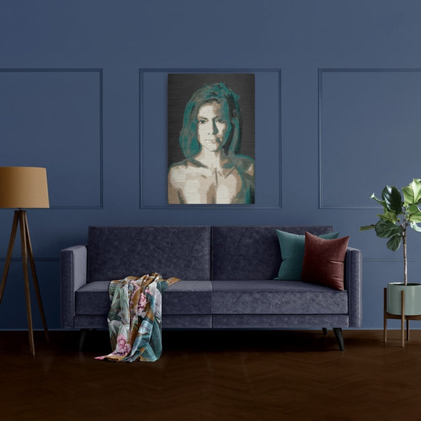 Metalen schilderij van geborsteld aluminium paneel met daarop het ontwerp van een sexy vrouwenlichaam inclusief ophangsysteem 