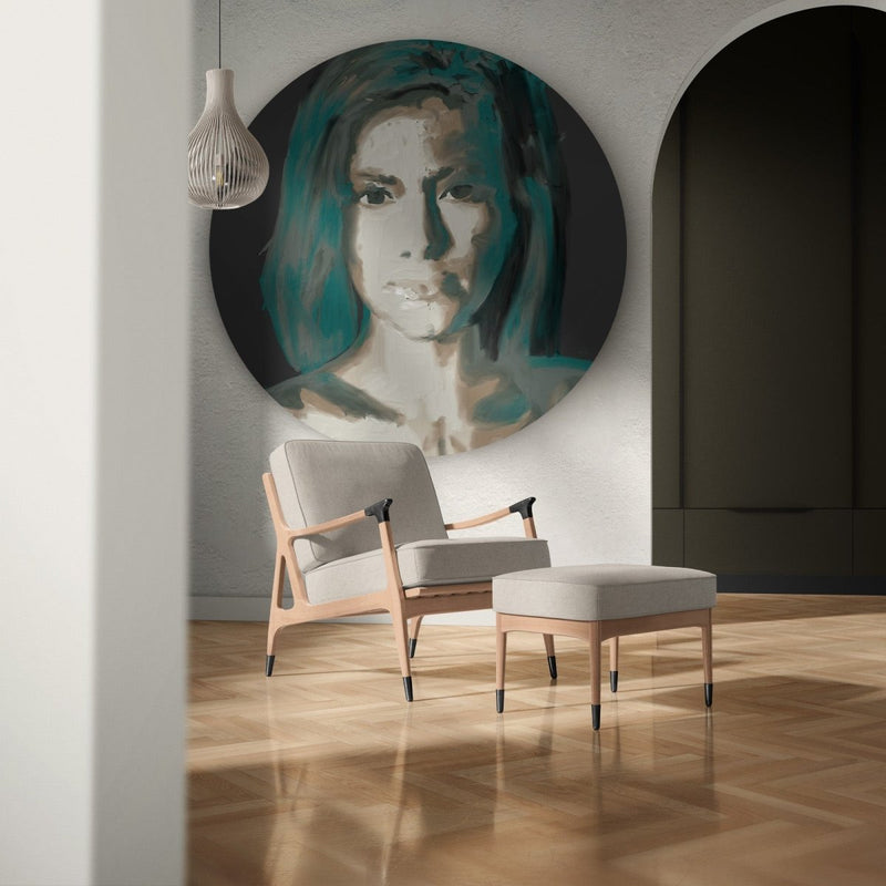 Muurcirkel groot van een naakte vrouw, het portret toont een dame met groen haar als moderne kunst, de wandcirkel is gemaakt van dibond