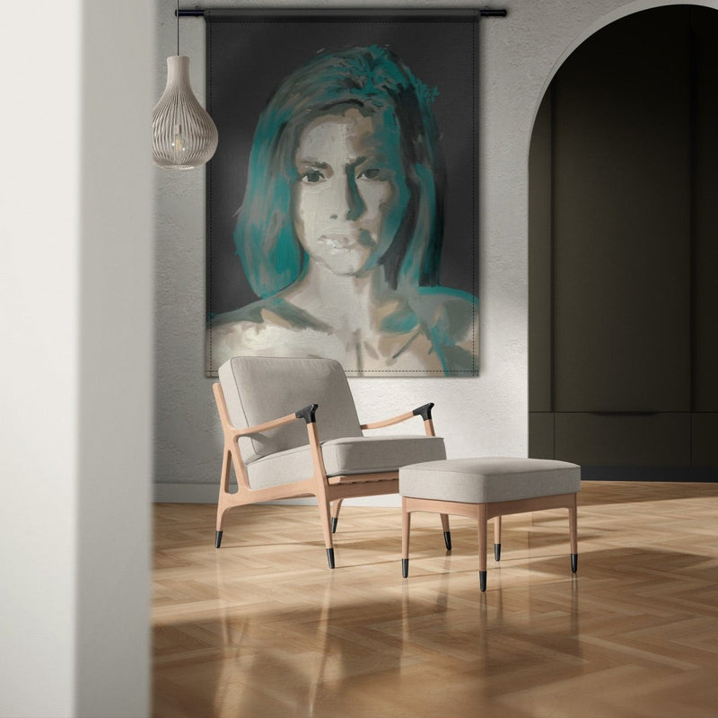 Het wandkleed vrouw hangt hier in de woonkamer, het portret heeft de kleuren groen, zwart en grijs en valt onder moderne wanddecoratie 